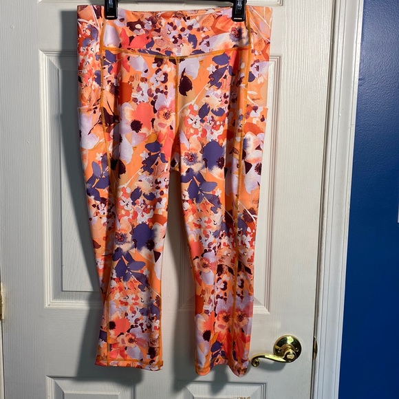 tek gear Pants - NWOT Tek Gear Workout Floral Capris, 1X